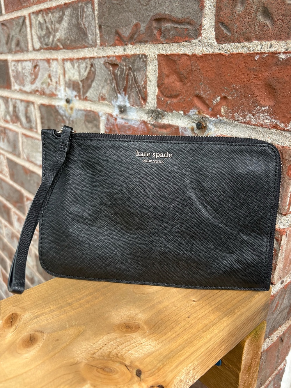 Kate Spade New York Cameron Medium Leather Wristlet in Black